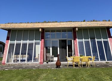 Maison à toit végétal au bord de l'eau à Groningen