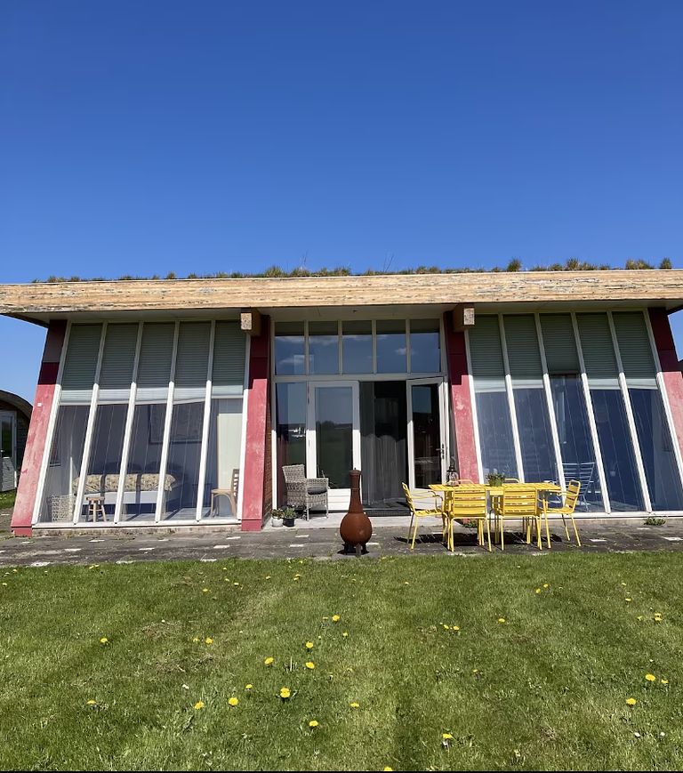 Grasgedecktes Haus am Wasser in Groningen - 1