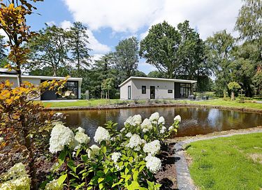 Lodge met privé sauna en terras aan het water