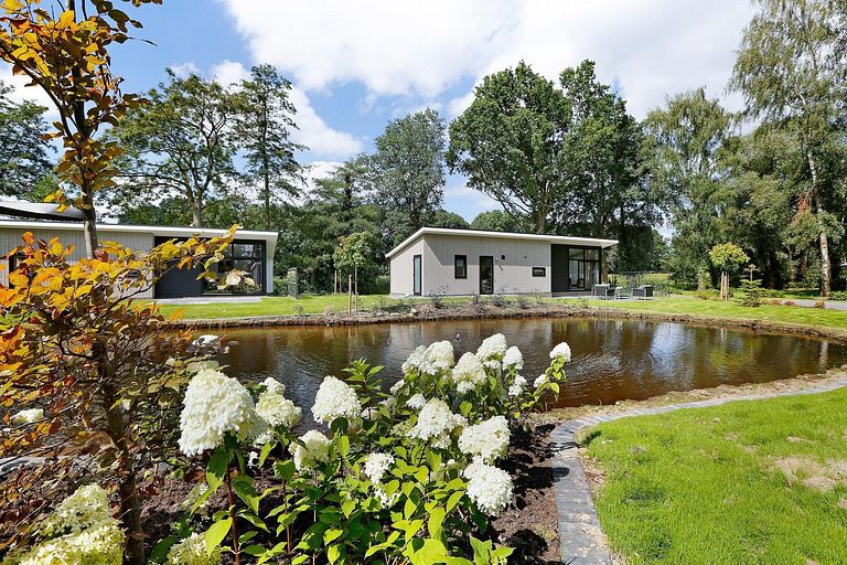 Lodge met privé sauna en terras aan het water - 1