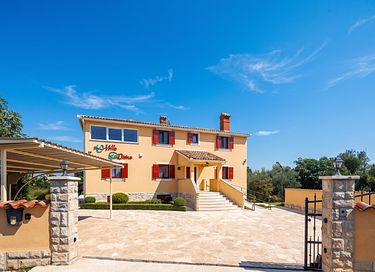 Large villa with private pool and spacious garden - 26