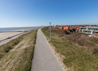 Apartment with balcony right by the sea - 2