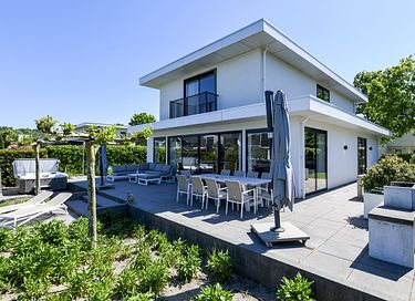 Luxury villa right on the water with wellness - 16