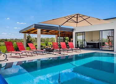 Villa met zwembad, sauna en jacuzzi aan water - 11