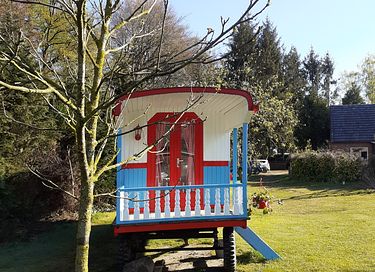Spend the night in a colorful circus wagon - 7