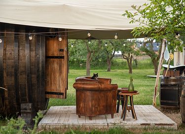 Sleeping in a romantic wine barrel - 11