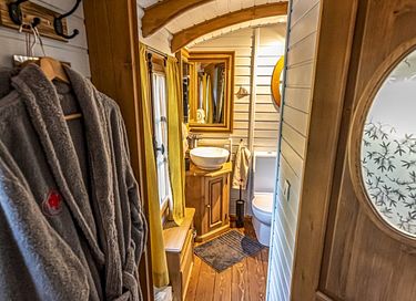 Unique circus wagon with jacuzzi and sauna - 12