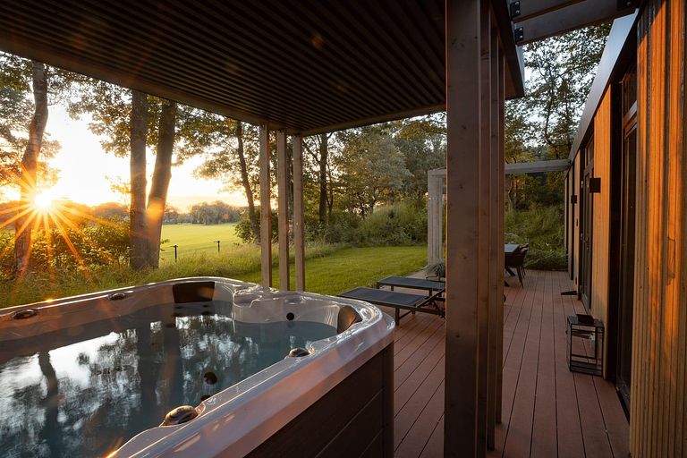 Luxuriöse Wellness Lodge mit Jacuzzi - 1