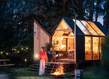 Glazen tiny house op historische locatie