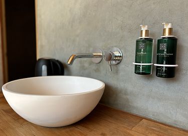 Slapen in een 'hooischuur' met privé wellness - 12