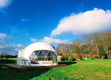 Glamping tent with bathroom and kitchen near forest - 2