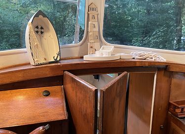 Spending the night in a cabin boat - 5