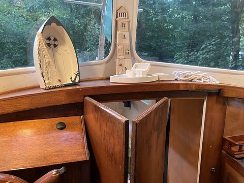 Spending the night in a cabin boat - 5