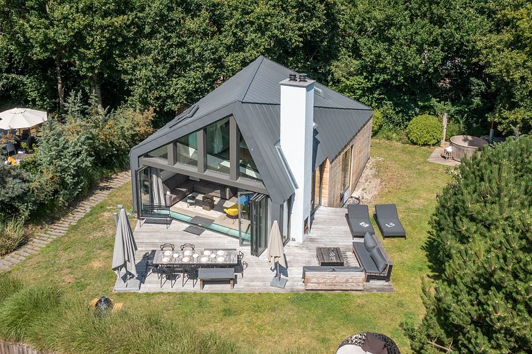 House with hot tub and outdoor shower - 1