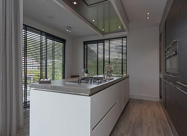 Luxury waterfront villa with garden - 12