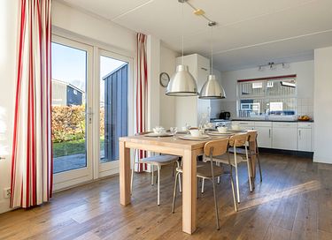 6-person house on a lake in Friesland - 6