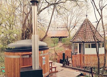 Waterfront teahouse with hot tub - 12