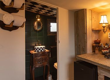 Bijzonder houten huisje tussen de dieren - 32