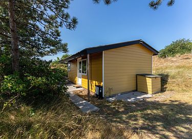 Spacious cabin (4p) at the seaside