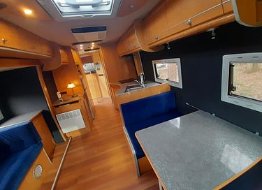 Sleeping in a vintage camper with hot tub - 11