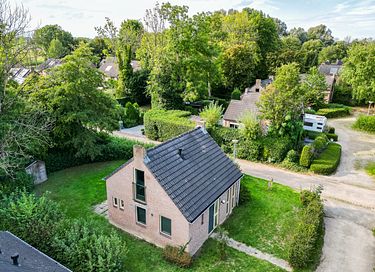 Licht en compleet vakantiehuis in het groen
