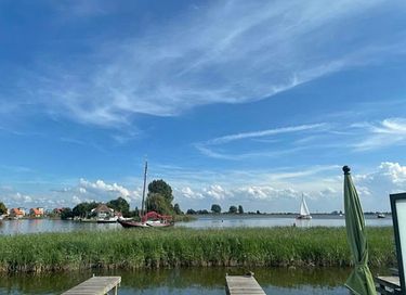 Rietgedekte villa met uitzicht over het meer - 32