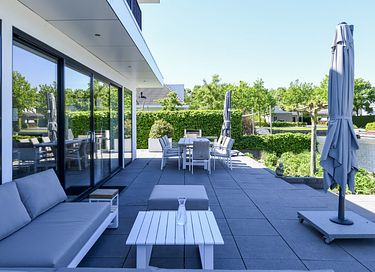 Luxury villa right on the water with wellness - 17