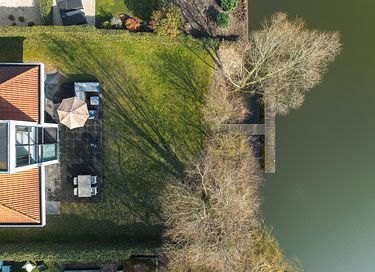 Maison moderne avec ponton au bord de l'eau - 21