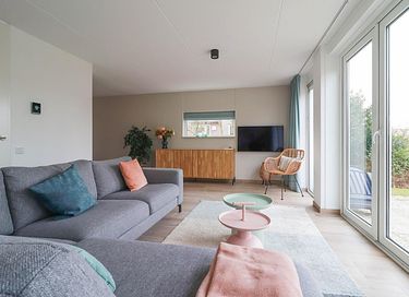 Spacious holiday home with waterfront garden - 7