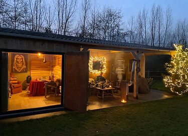 Übernachtung in einer romantischen Hütte mit Whirlpool