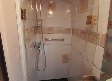 Sleeping in a vintage camper with hot tub - 16