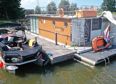 Stay on a luxury houseboat with a slide - 12