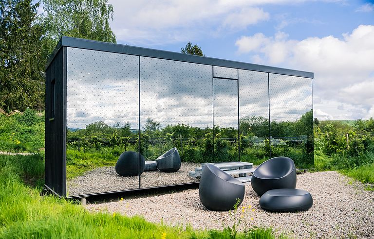 Romantic overnight stay in a mirror house - 1