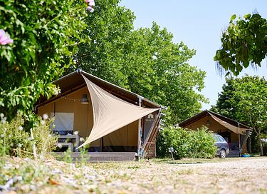 Luxe glampingtent op een familiecamping