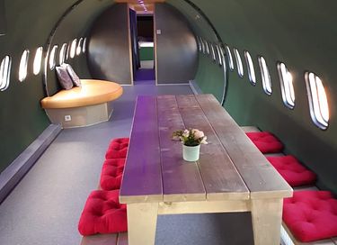 Schlafen in einem Flugzeug mit Kontrollturm - 7