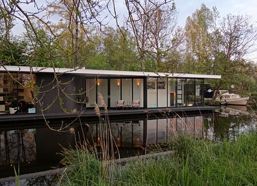 Belle péniche au design contemporain - 15