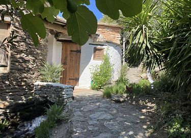 Chalet rustique avec piscine, vue sur les montagnes et jardin