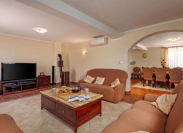 Large villa with private pool and spacious garden - 18