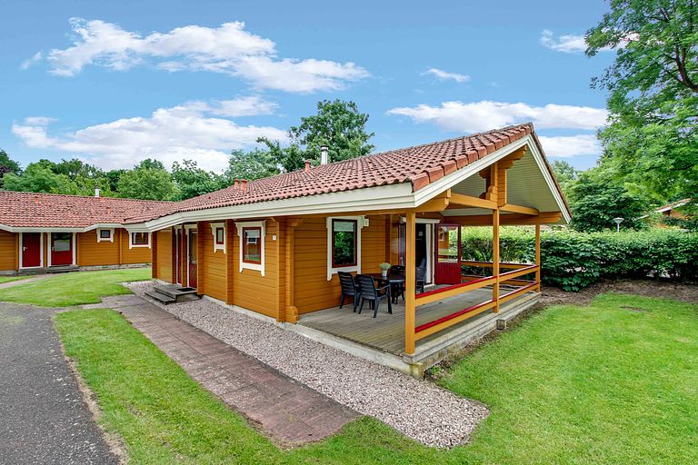 Houten huisje met veranda in de natuur - 1