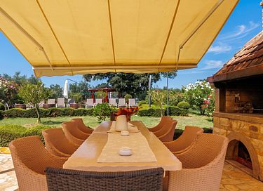 Large villa with private pool and spacious garden - 27