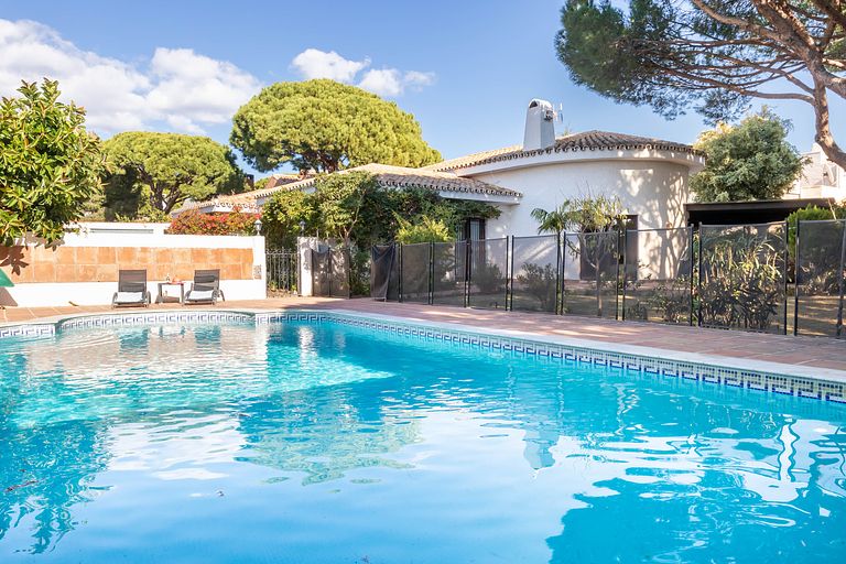 Large holiday home with private pool and garden - 1