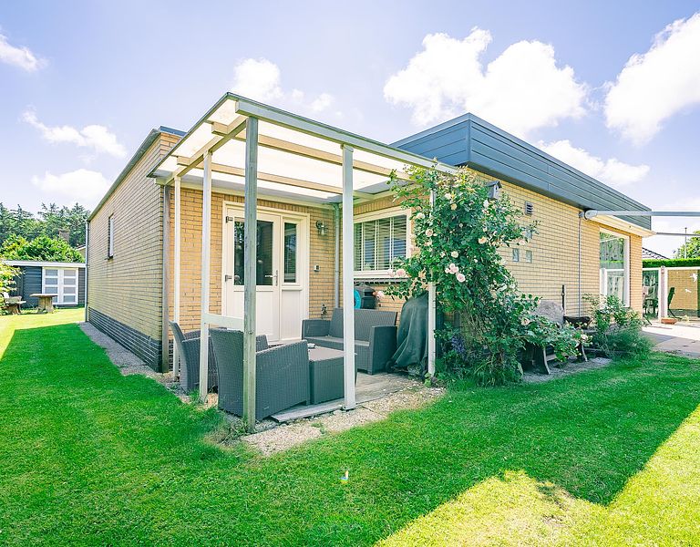 Moderne bungalow met omheinde tuin - 1
