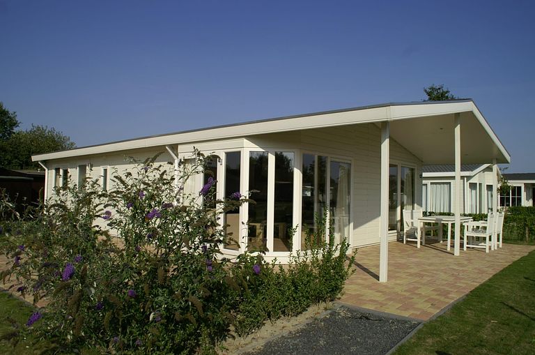 Luxe chalet op park aan de kust in Zeeland  - 1