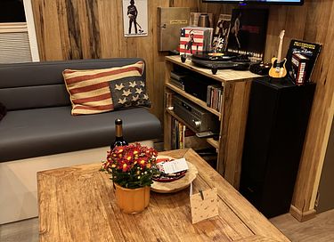 Retro caravan met groot terras - 9