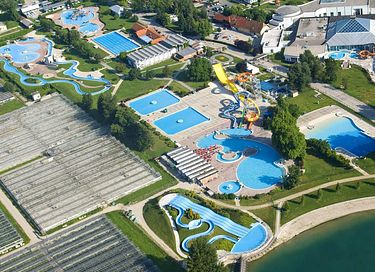 Tente safari sur un camping avec de nombreuses piscines - 13