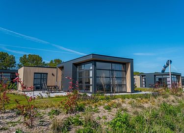 Nice holiday home by the IJsselmeer