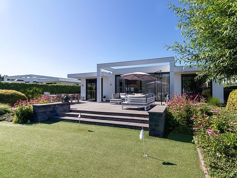 Luxury waterfront villa with garden - 2