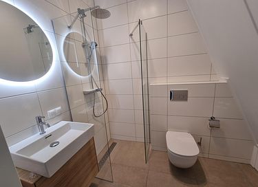 Spacious apartment overlooking the water - 9