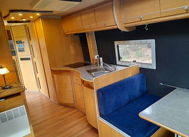 Sleeping in a vintage camper with hot tub - 12