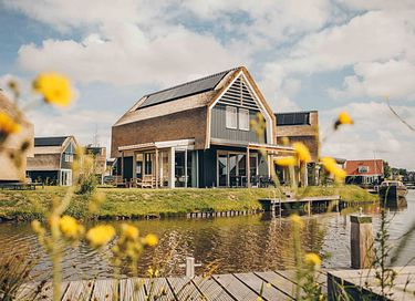 Vacation villa on the Frisian waters